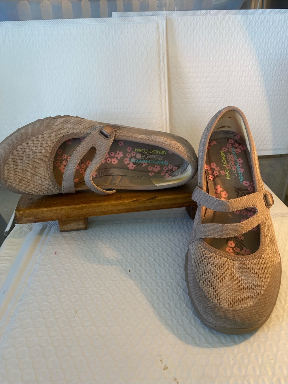 Skechers Mary Jane Shoes in Taupe Pink Floral Insole size 8